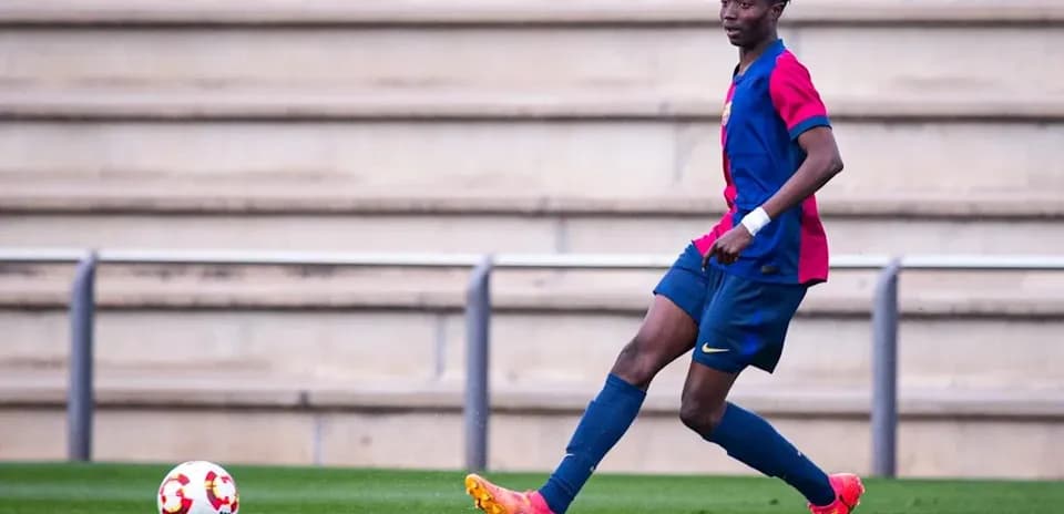 Jugador de fútbol en acción durante entrenamiento