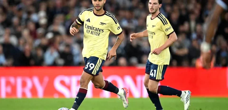 Jugadores de Arsenal corriendo durante el partido