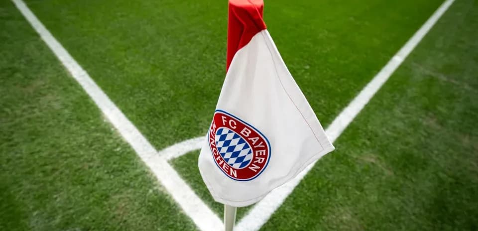 Esquina del campo con bandera de FC Bayern Múnich