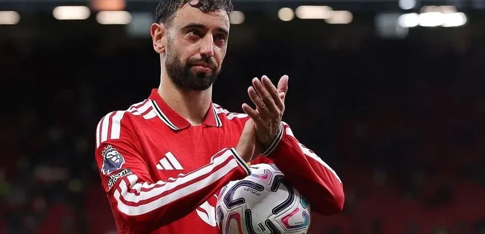 Jugador aplaudiendo con balón en las manos