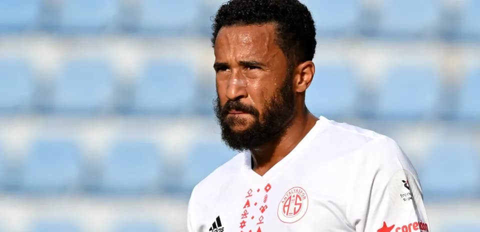 Jugador de Antalya en uniforme blanco durante partido