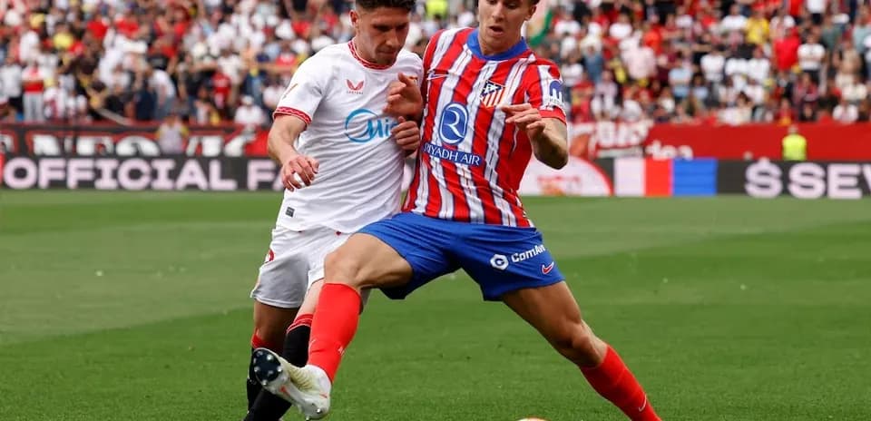 Jugadores de Sevilla y Atlético compitiendo por el balón