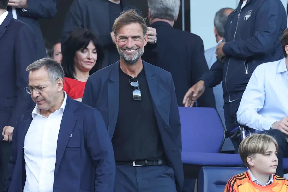 Entrenador sonriendo en un evento deportivo