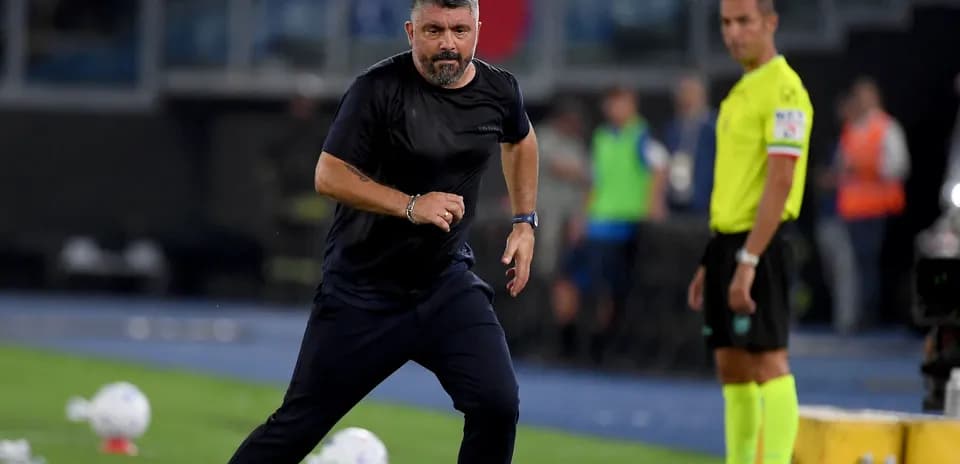 Entrenador corriendo durante el partido en el campo