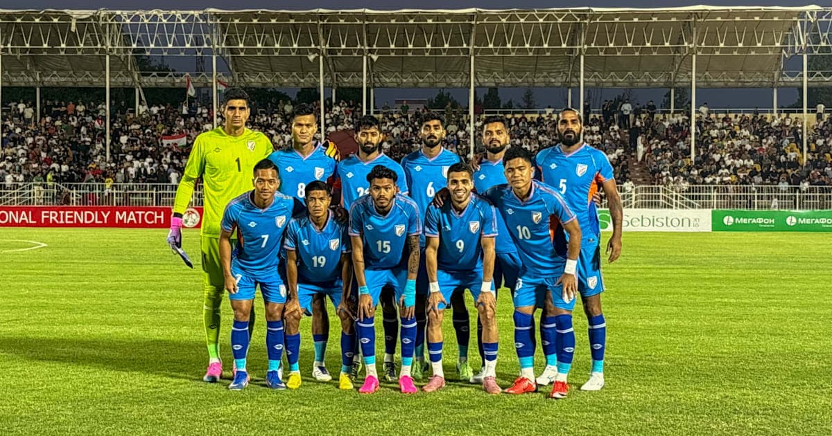 Equipo de fútbol posando antes de un partido amistoso
