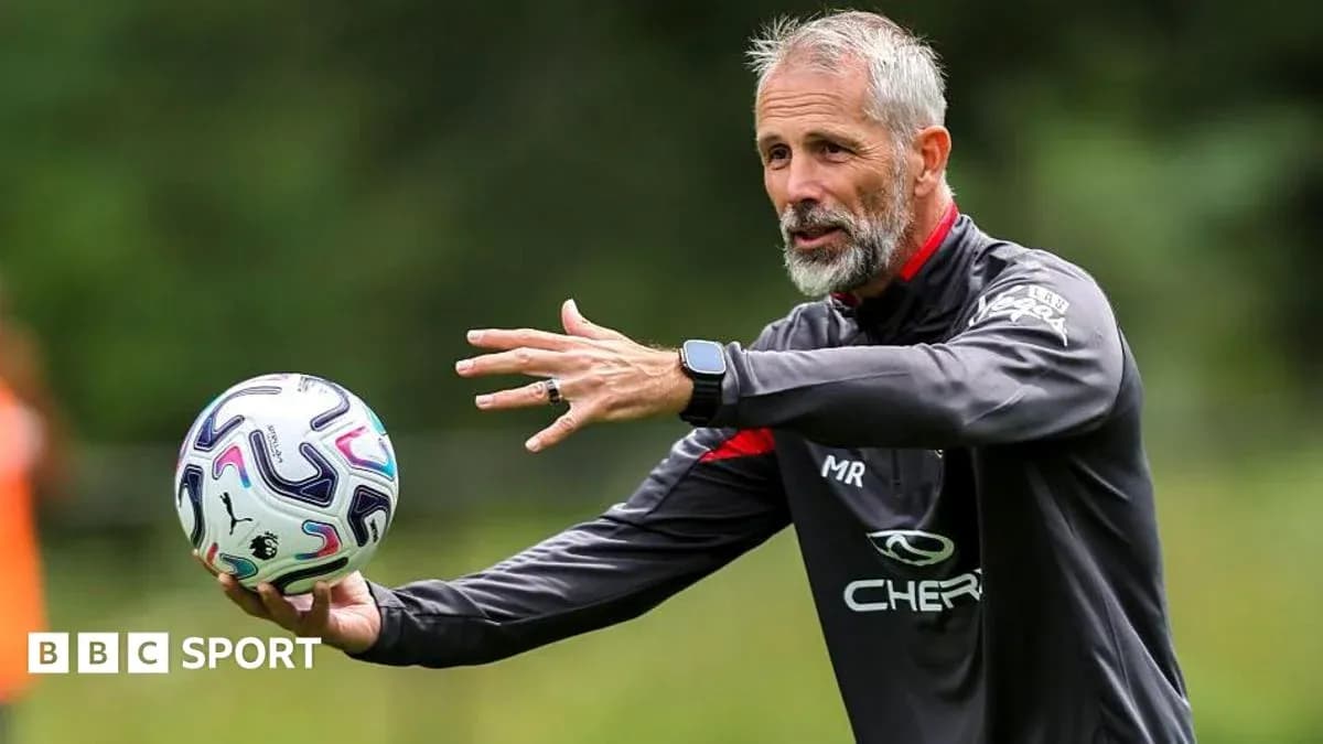 Entrenador explicando estrategia durante sesión de entrenamiento
