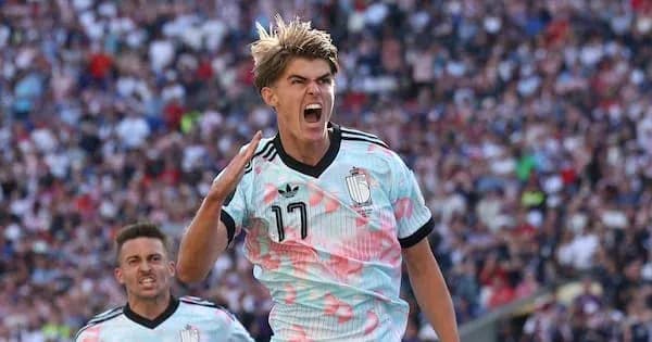 Jugador celebrando un gol en un partido de fútbol