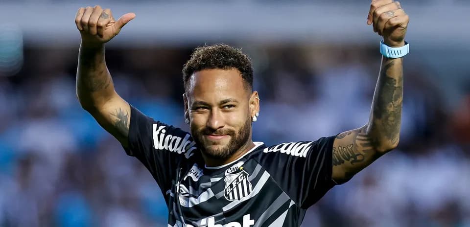 Jugador levantando pulgares en camiseta de Santos