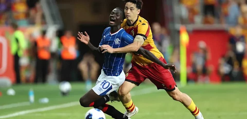 Jugador de Jagiellonia luchando por el balón