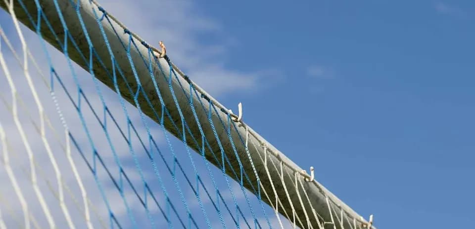Red de fútbol contra un cielo azul despejado