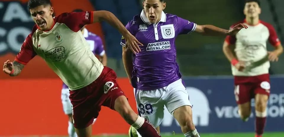 Jugadores compitiendo en partido de fútbol