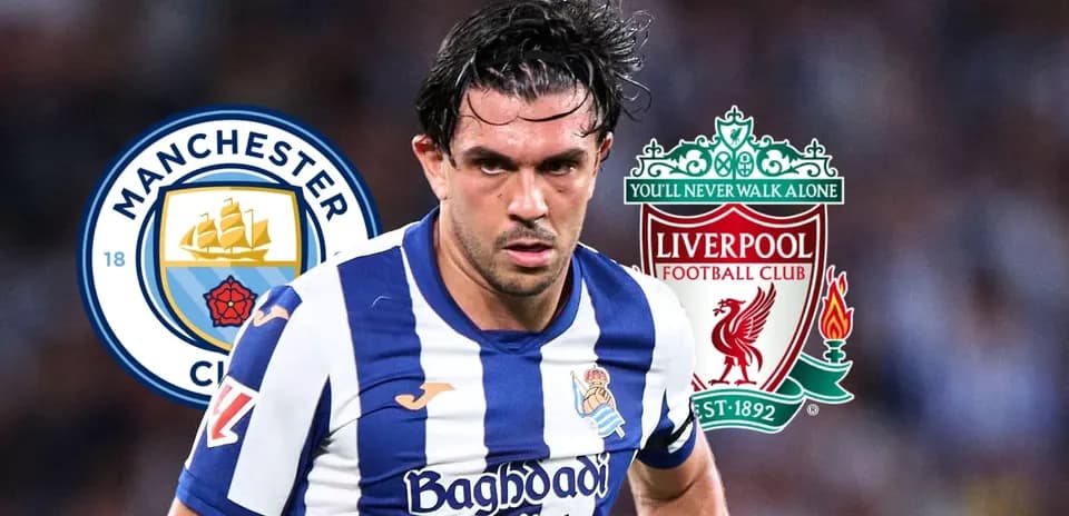 Jugador corriendo entre logos de Manchester City y Liverpool
