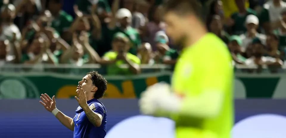 Jugador celebrando un gol en el estadio