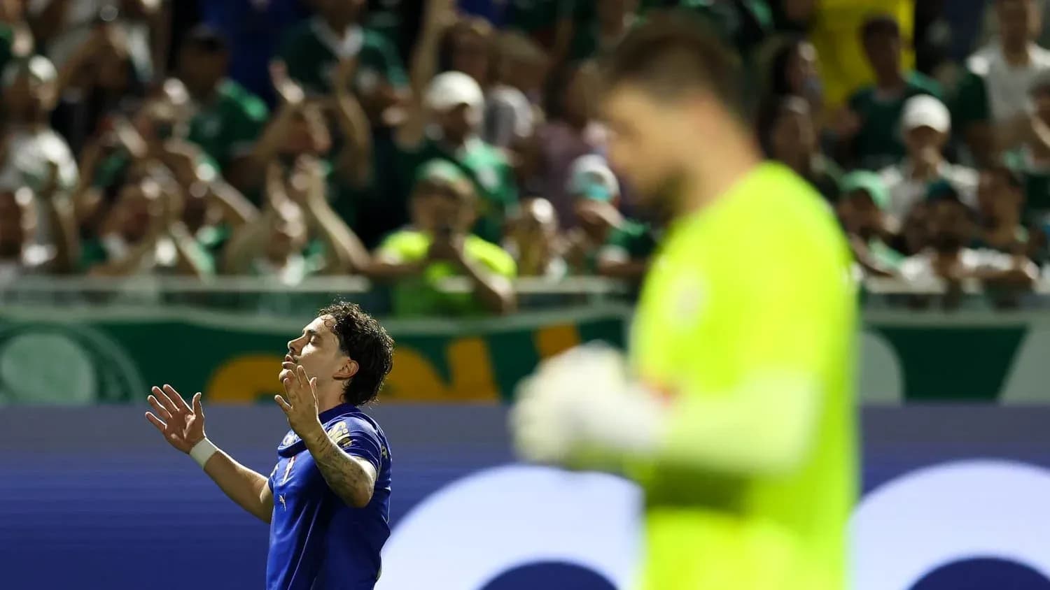 Jugador celebrando un gol en el estadio