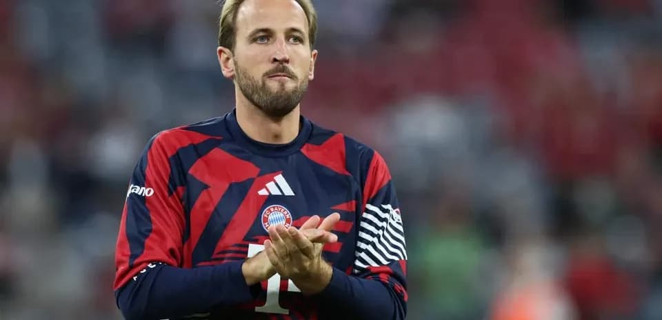 Jugador de Bayern Múnich aplaudiendo en el campo