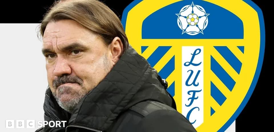 Entrenador de Leeds United frente al escudo del club