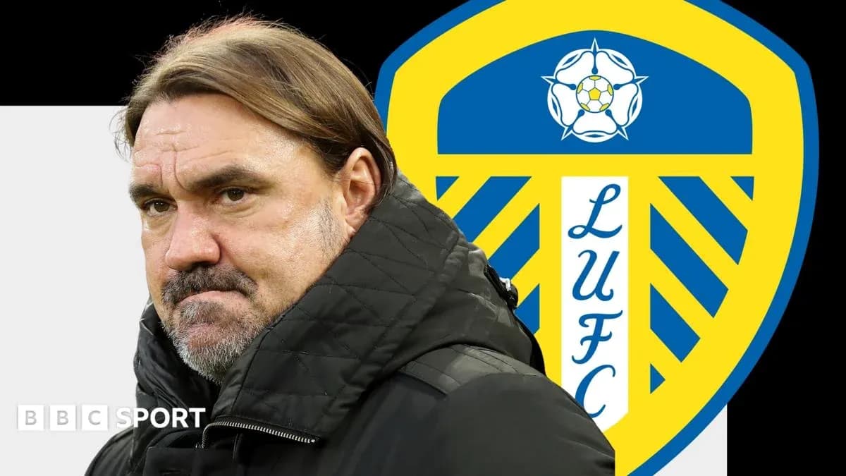 Entrenador de Leeds United frente al escudo del club