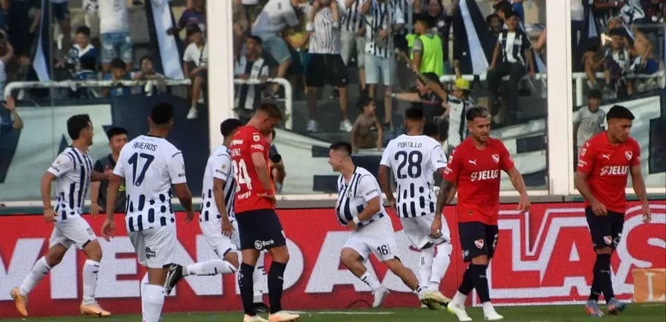 Jugadores de Talleres celebrando un gol