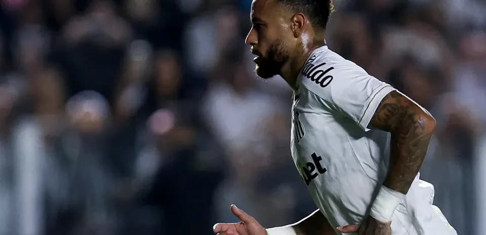 Jugador corriendo en el campo durante el partido