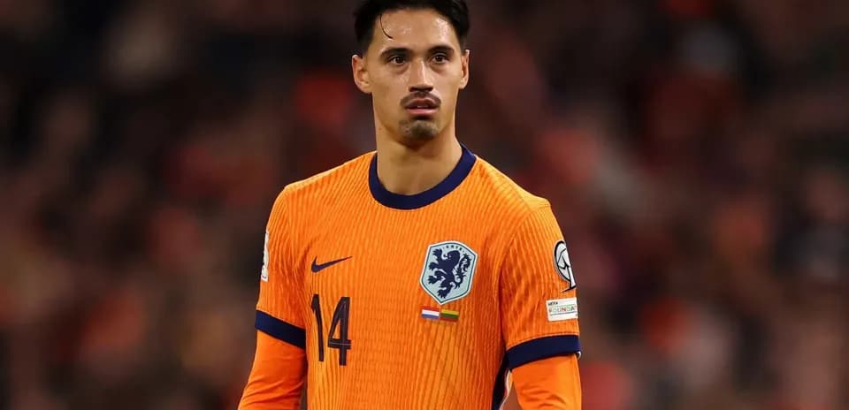 Jugador de los Países Bajos en uniforme naranja durante partido