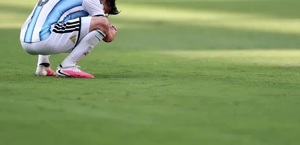 Jugador de Argentina arrodillado en el campo