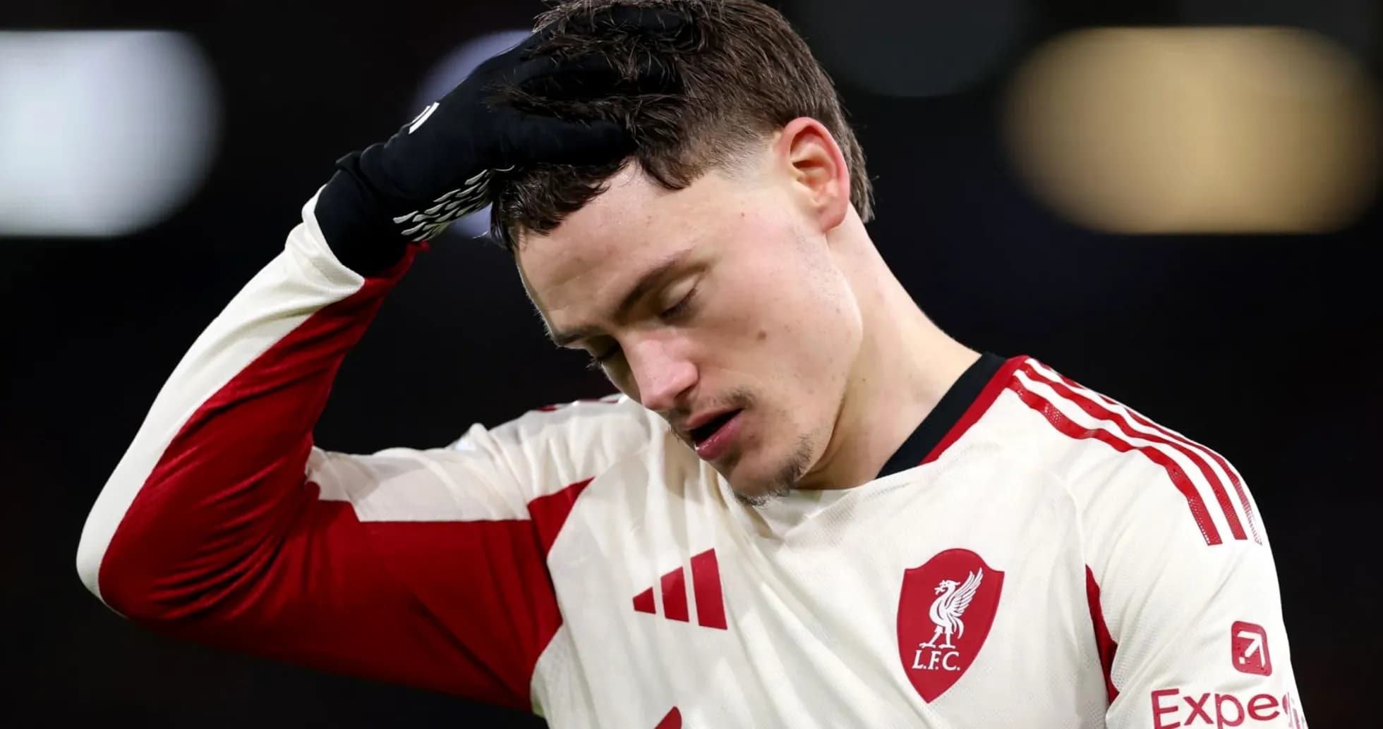 Jugador de Liverpool con la cabeza agachada tras el partido
