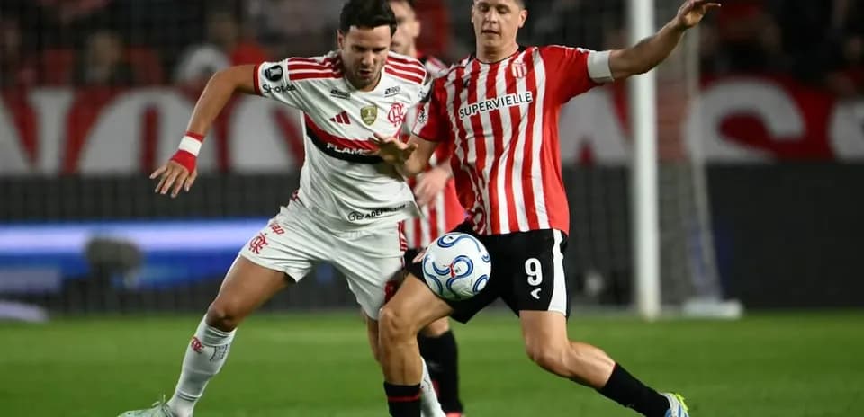 Jugadores de Flamengo y Estudiantes en acción