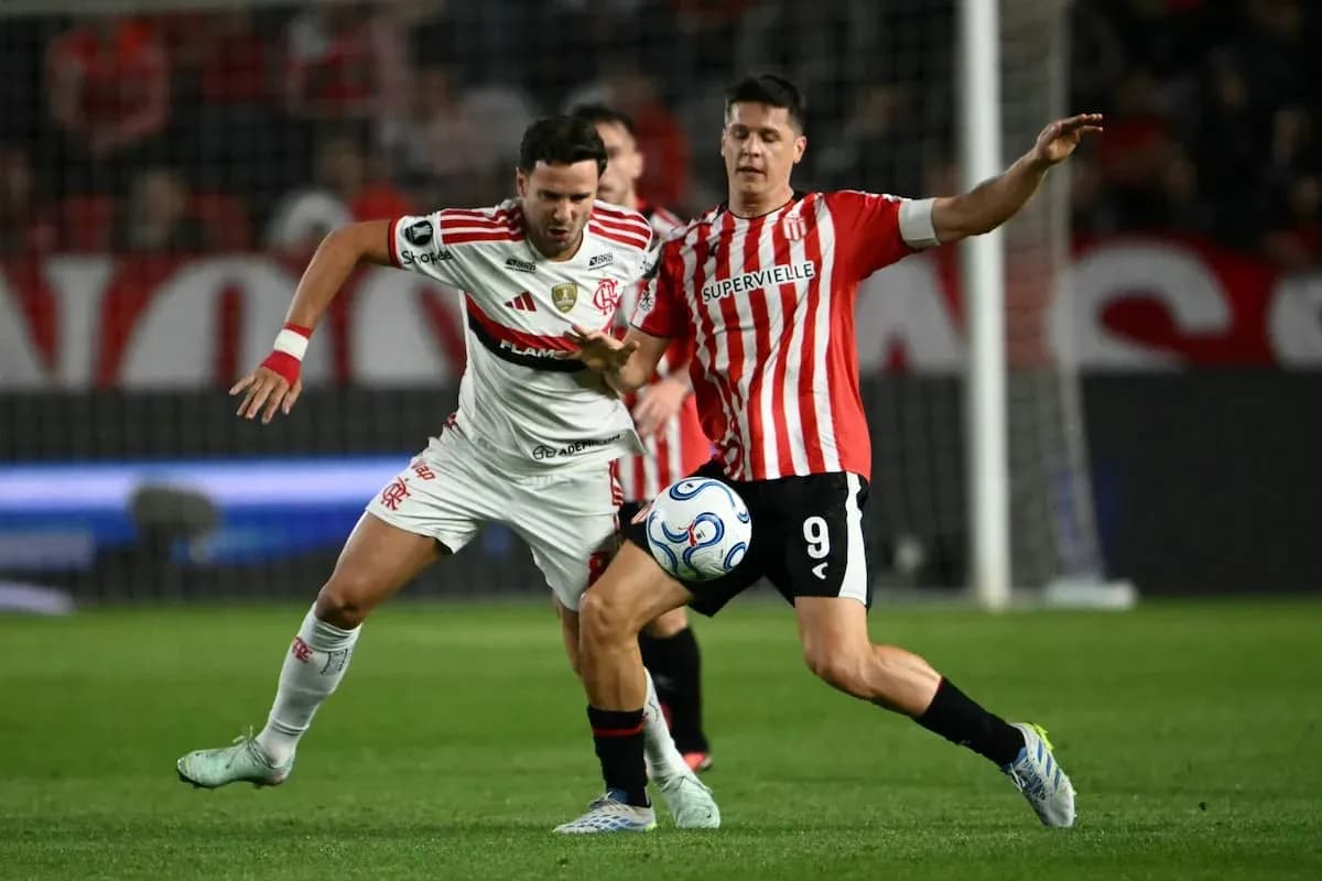 Jugadores de Flamengo y Estudiantes en acción