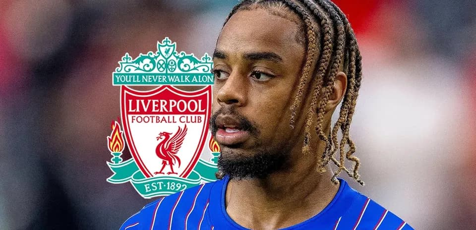 Jugador de Liverpool en uniforme durante calentamiento