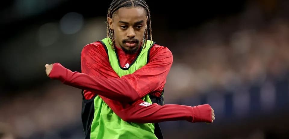 Jugador calentando en el banquillo antes del partido