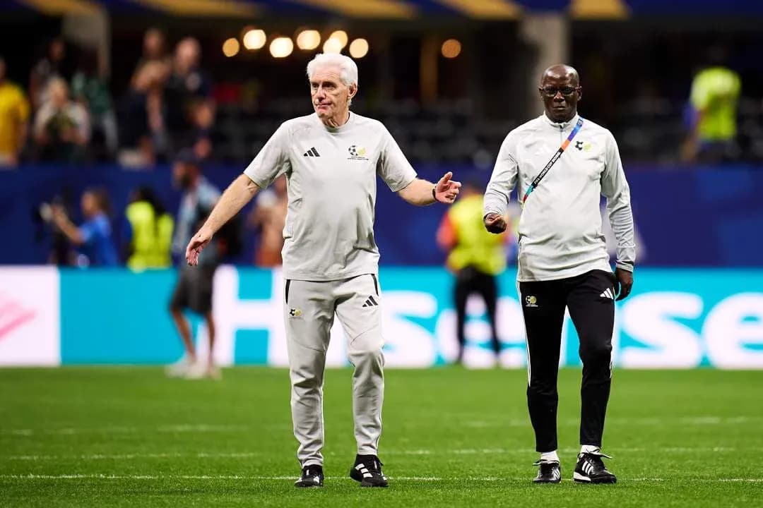 Entrenadores caminando por el campo de juego