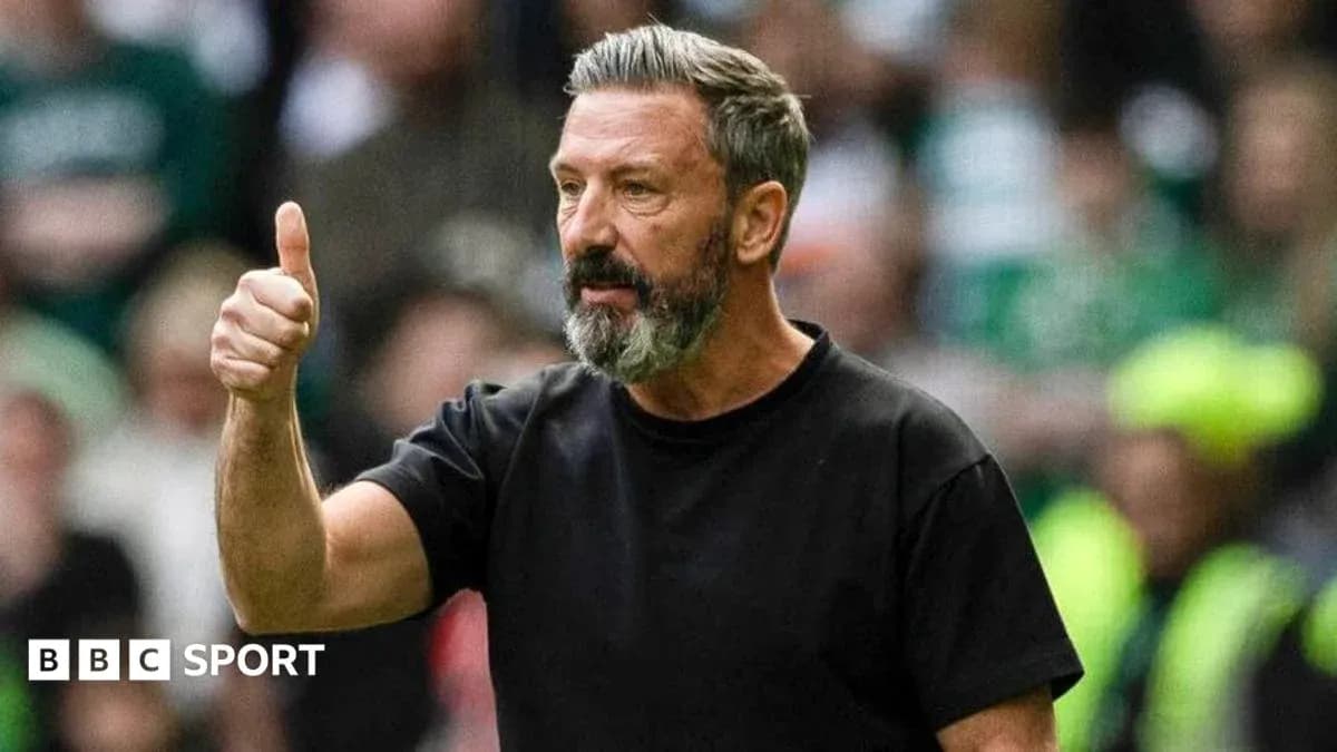 Entrenador dando un pulgar arriba durante el partido