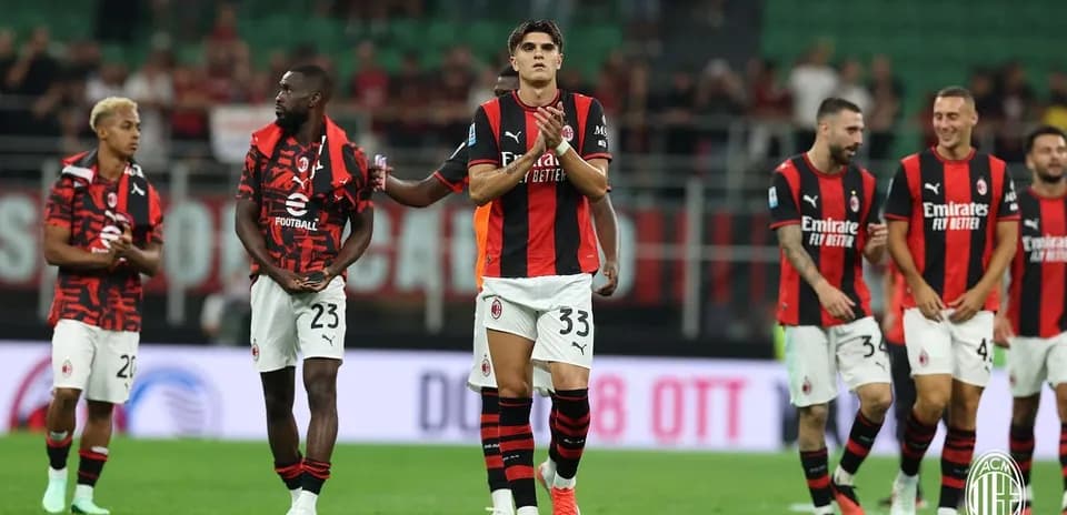 Jugadores del AC Milan aplaudiendo al público