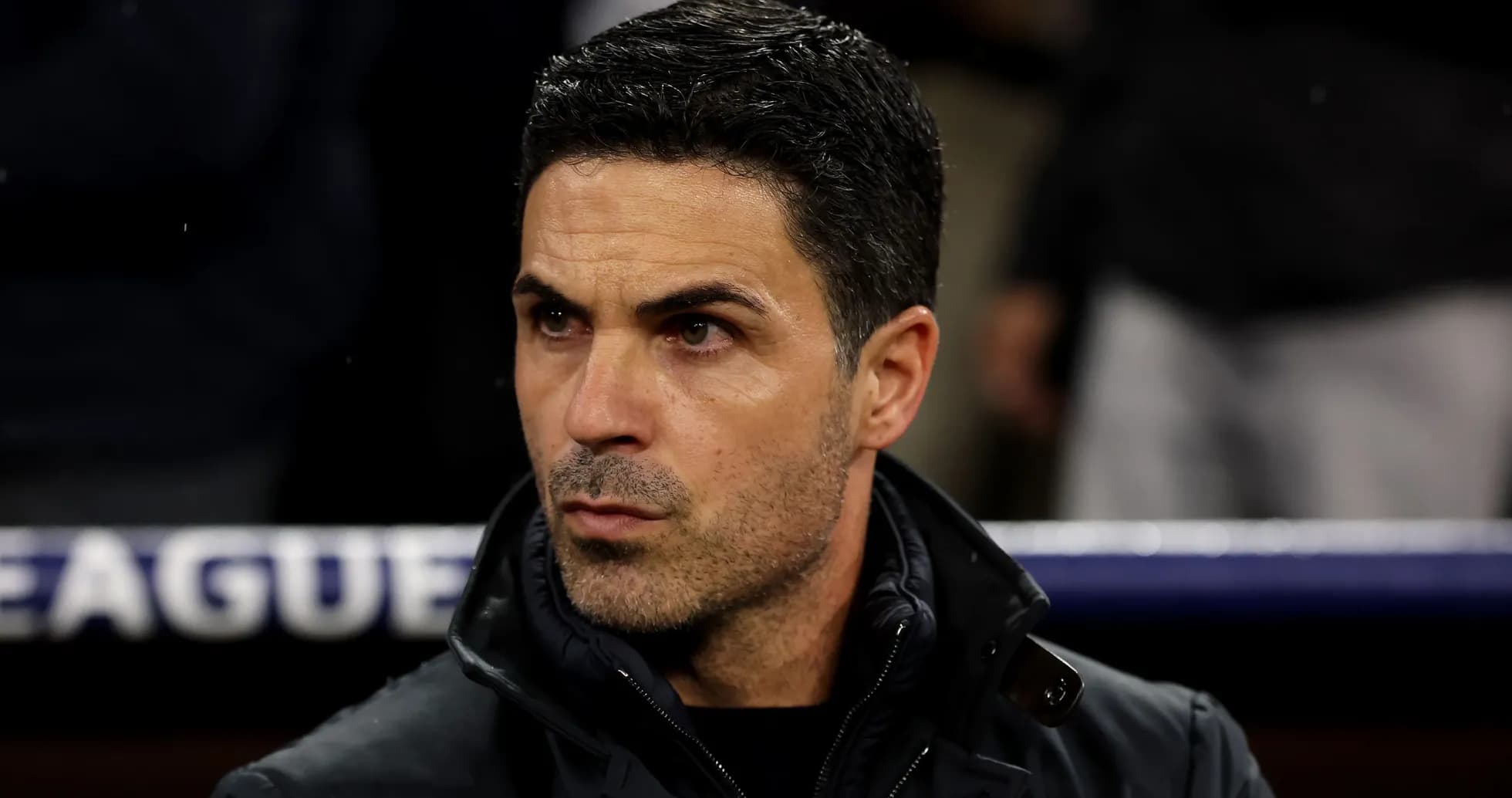 Entrenador sentado en el banquillo durante el partido