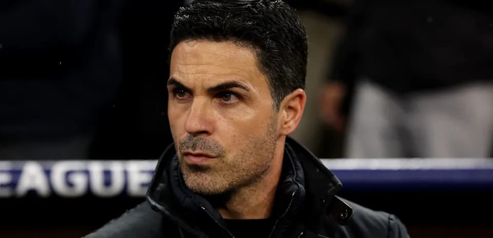 Entrenador sentado en el banquillo durante el partido