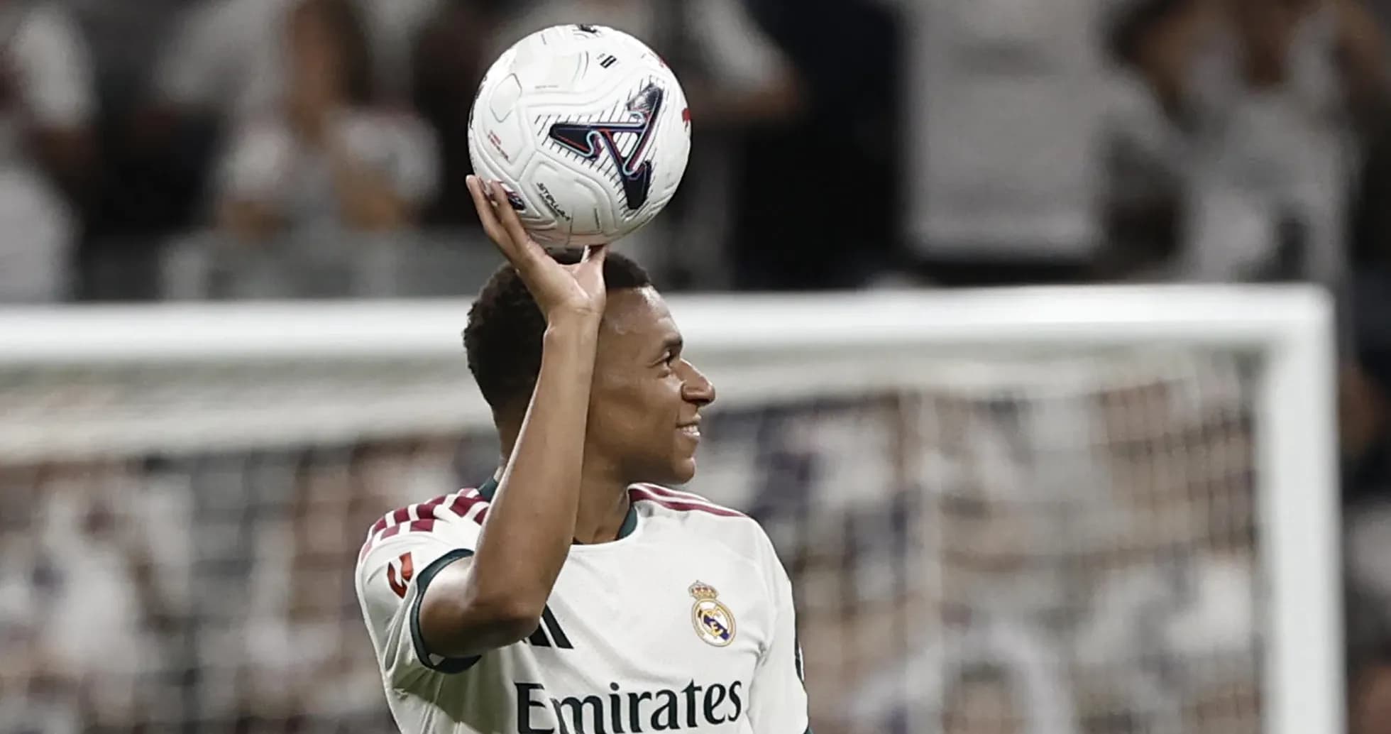 Jugador de Real Madrid con el balón en la mano