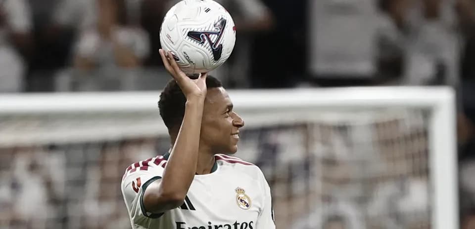 Jugador de Real Madrid con el balón en la mano