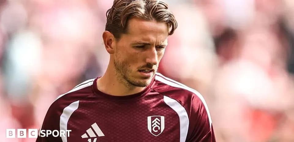 Jugador de Fulham en uniforme maroon durante calentamiento