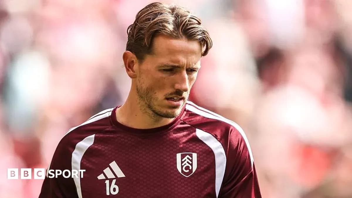 Jugador de Fulham en uniforme maroon durante calentamiento