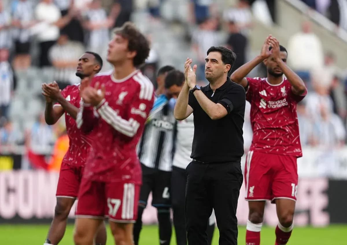 Jugadores de Liverpool aplaudiendo al público tras el partido