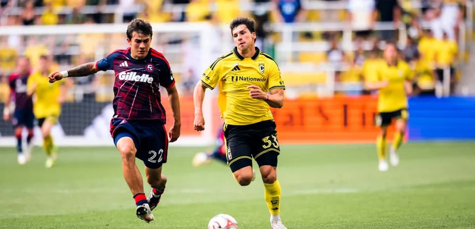Dos jugadores compitiendo por el balón en el partido