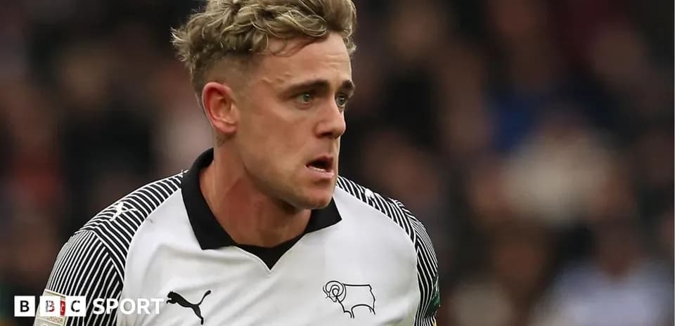 Jugador de Derby County corriendo durante el partido