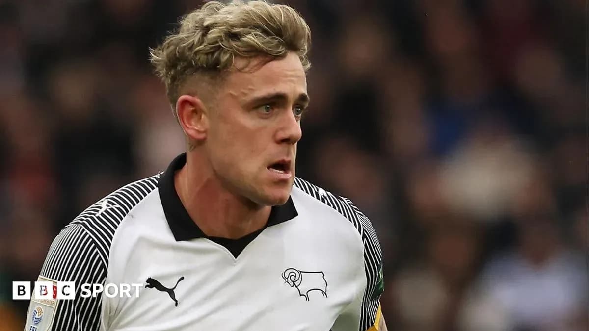 Jugador de Derby County corriendo durante el partido