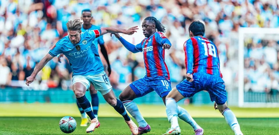 Jugador de Manchester City driblando a oponente