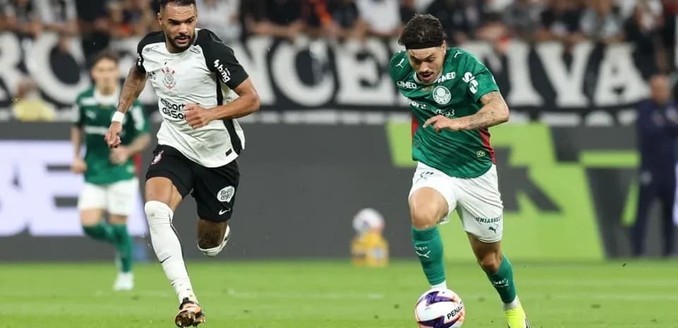 Jugador de Palmeiras corriendo con el balón
