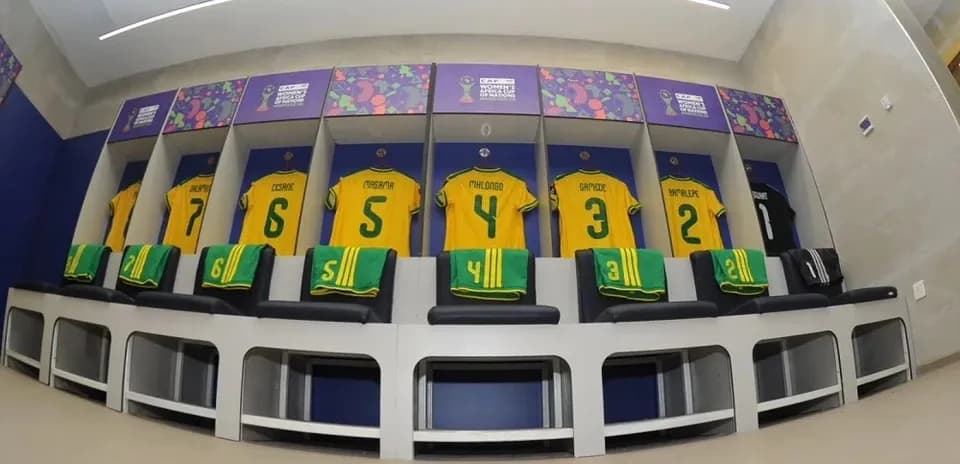 Camisetas de equipo en vestuario de fútbol