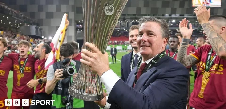 Entrenador levantando el trofeo de la Europa League