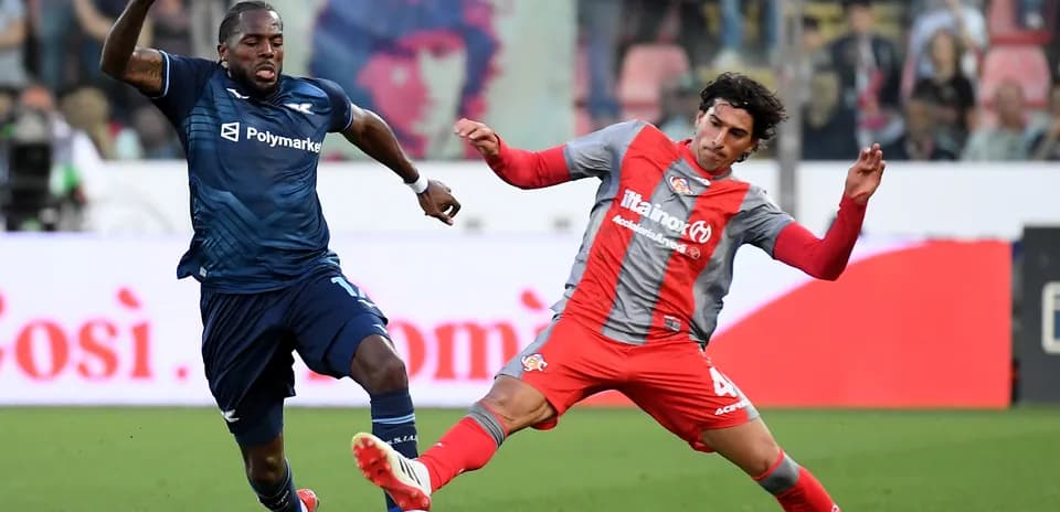 Jugador de Cremonese disputando el balón