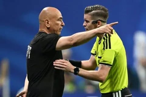 Entrenador discutiendo con el árbitro en el partido
