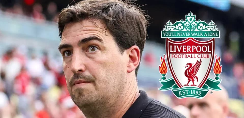Entrenador mirando durante un partido de Liverpool